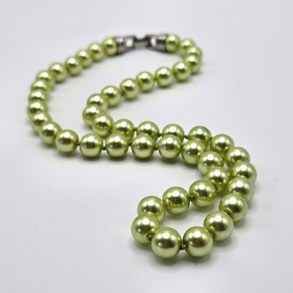 VINTAGE Pastel Green Glass Faux Pearl Single Strand 17" Necklace - Picture 1 of 5